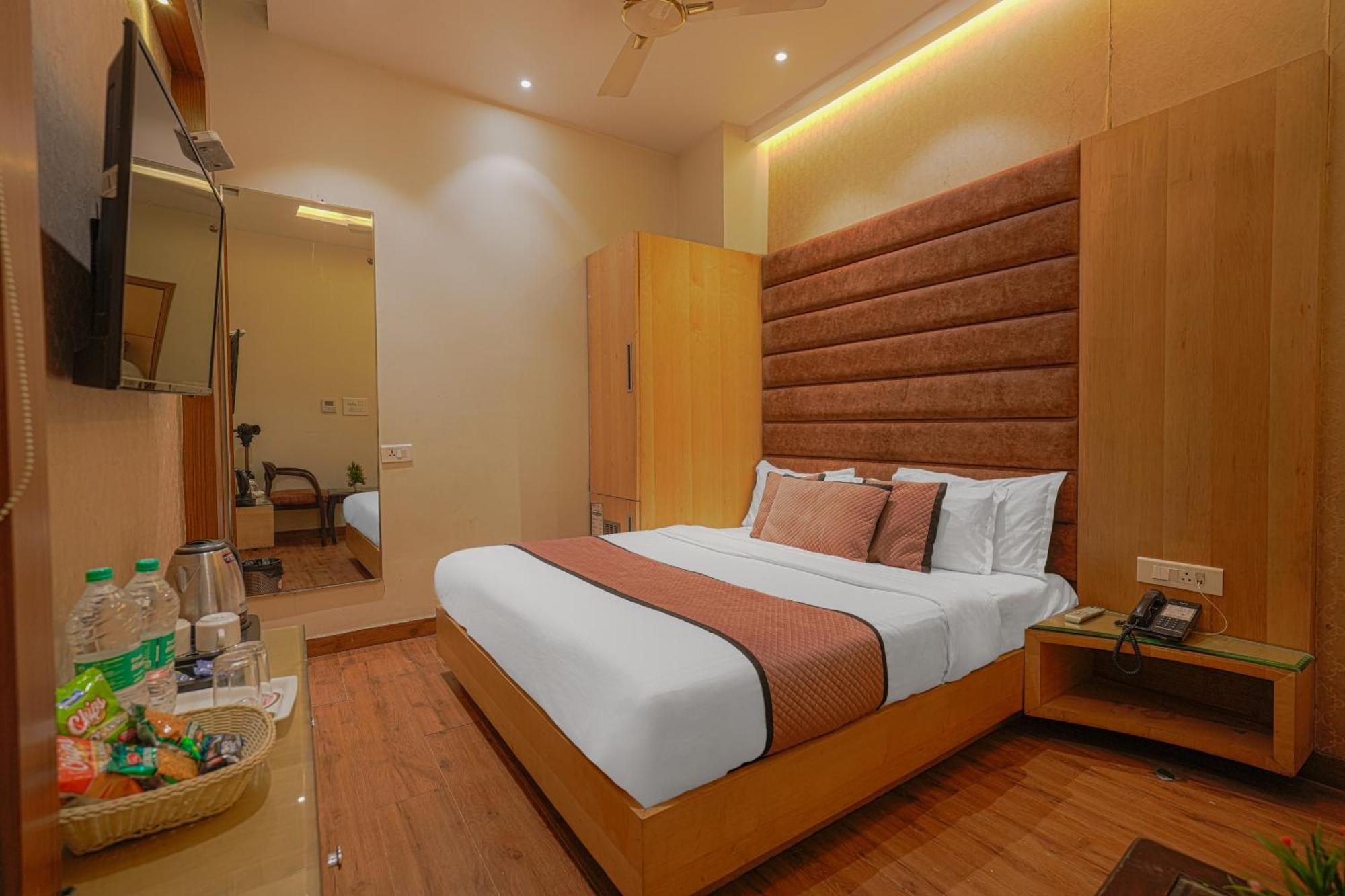 Csjs Inn Hotel Amritsar Exteriör bild